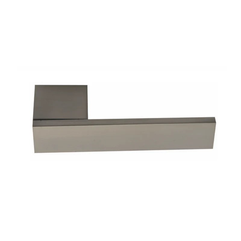 Poignée avant-gardiste modèle Eros '1045' avec rosace rectangulaire finition nickel satiné pour portes