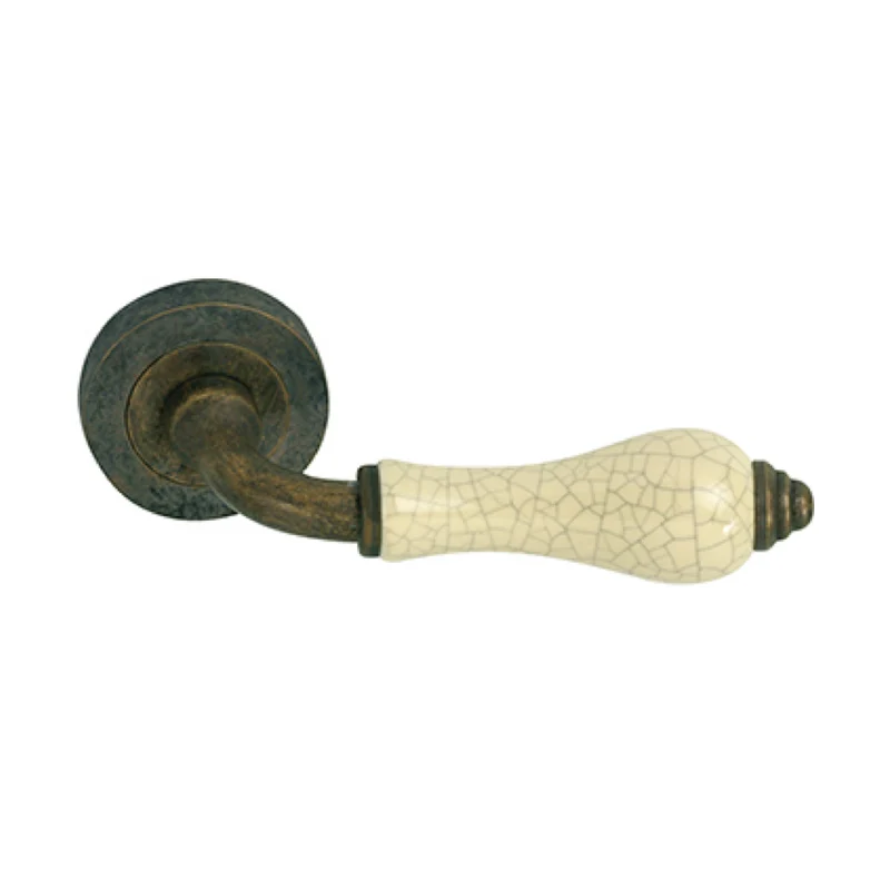 Poignée de porte modèle '8201' en laiton vieilli finition cuir et recouverte de porcelaine