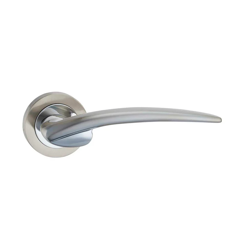 Poignée modèle « 440 » en zamak avec rosace ronde et béquille courbée, finition nickel satiné, pour portes